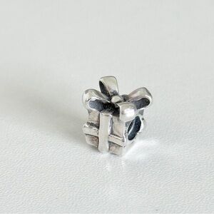 Chamilia 925 Sterling Silver Present Gift Box Bow Ribbon Bead Charm